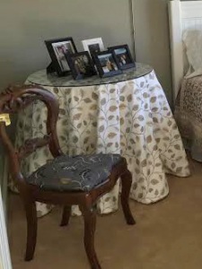 table skirt, lined with welting at lower edge