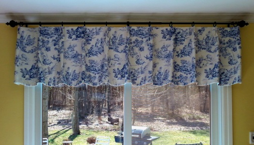 Pinch pleat valance with scalloped edge