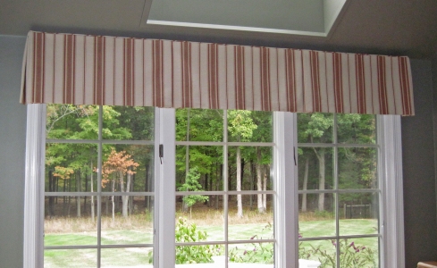 Valance with inverted pleats