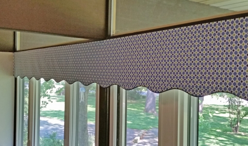 Scalloped valance